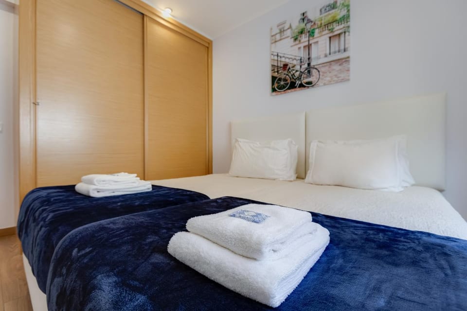 Bed, Photo of the whole room, Bedroom, towels, wardrobe