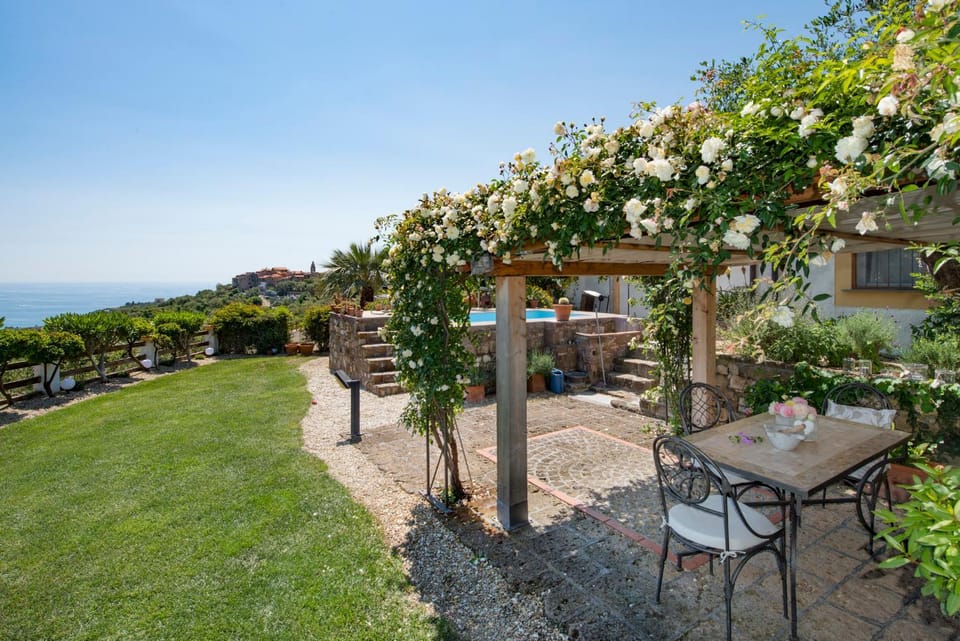 Property building, Patio, Spring, Day, Natural landscape, Garden, Dining area, Garden view