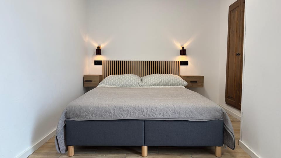 Photo of the whole room, Bedroom