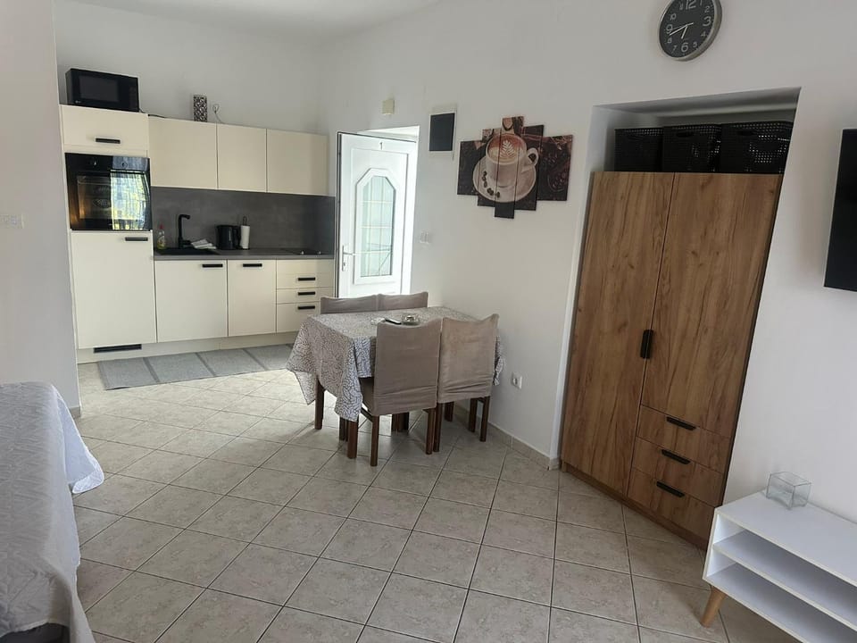 TV and multimedia, Kitchen or kitchenette, Living room, Dining area, Breakfast, stove