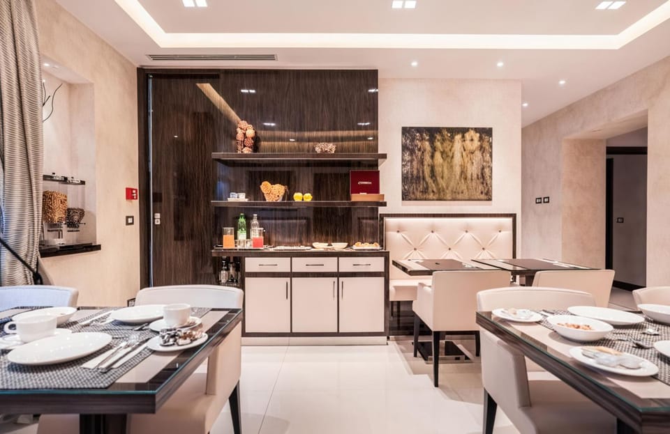 Dining area, Breakfast