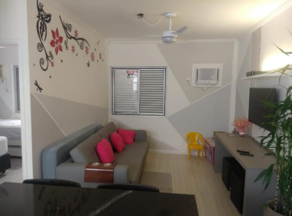 Apt Guarujá Enseada lado praia FAN 1 dorm Tv Netflix Wi-Fi Ar até 5 pessoas Apartment in State of São Paulo