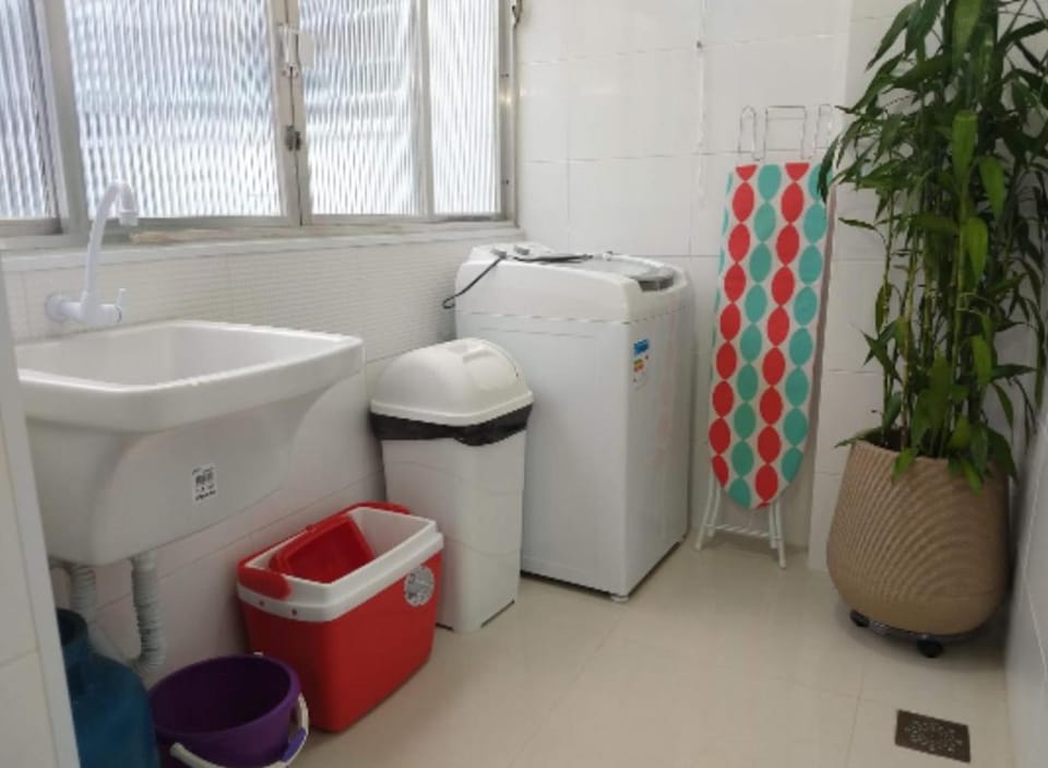 Apt Guarujá Enseada lado praia FAN 1 dorm Tv Netflix Wi-Fi Ar até 5 pessoas Apartment in State of São Paulo