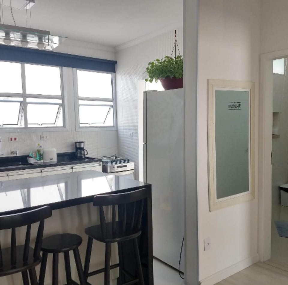 Apt Guarujá Enseada lado praia FAN 1 dorm Tv Netflix Wi-Fi Ar até 5 pessoas Apartment in State of São Paulo