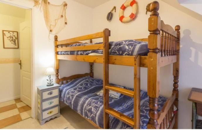 Bedroom, bunk bed