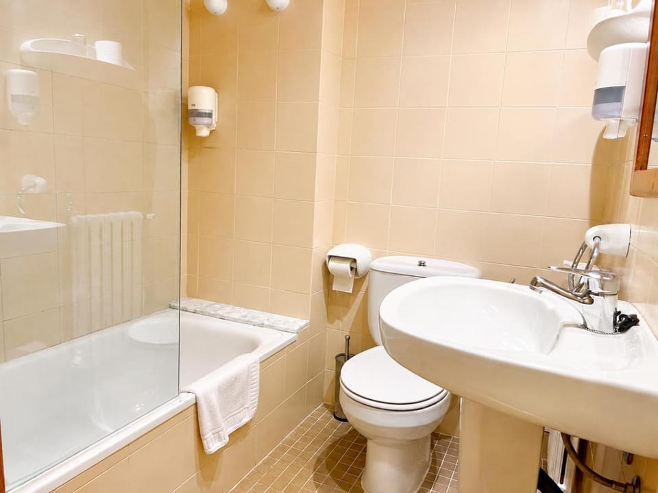 Shower, Toilet, Bathroom, Bath, towels