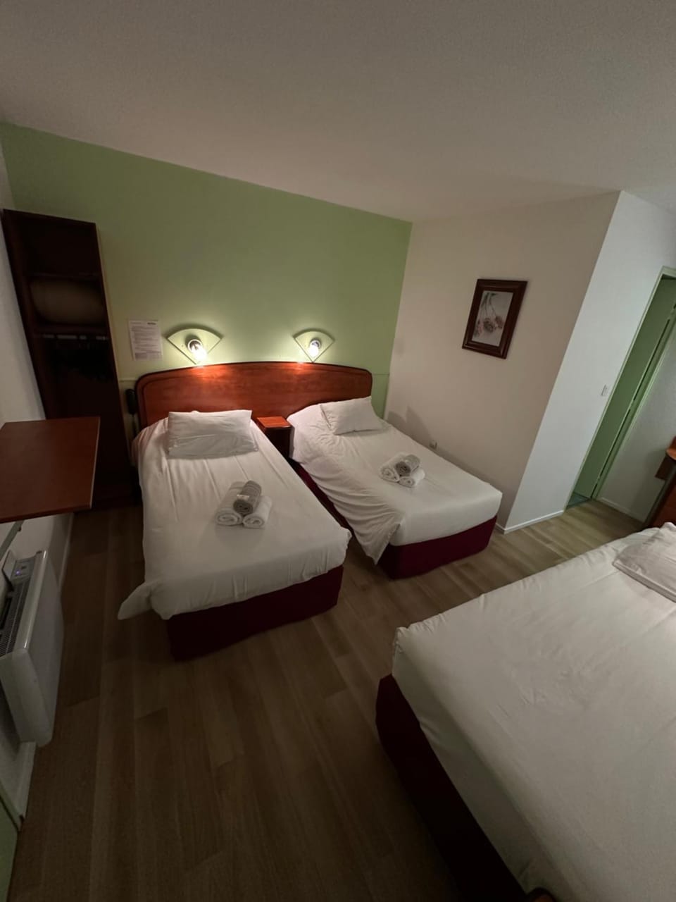 Bed, Bedroom, towels