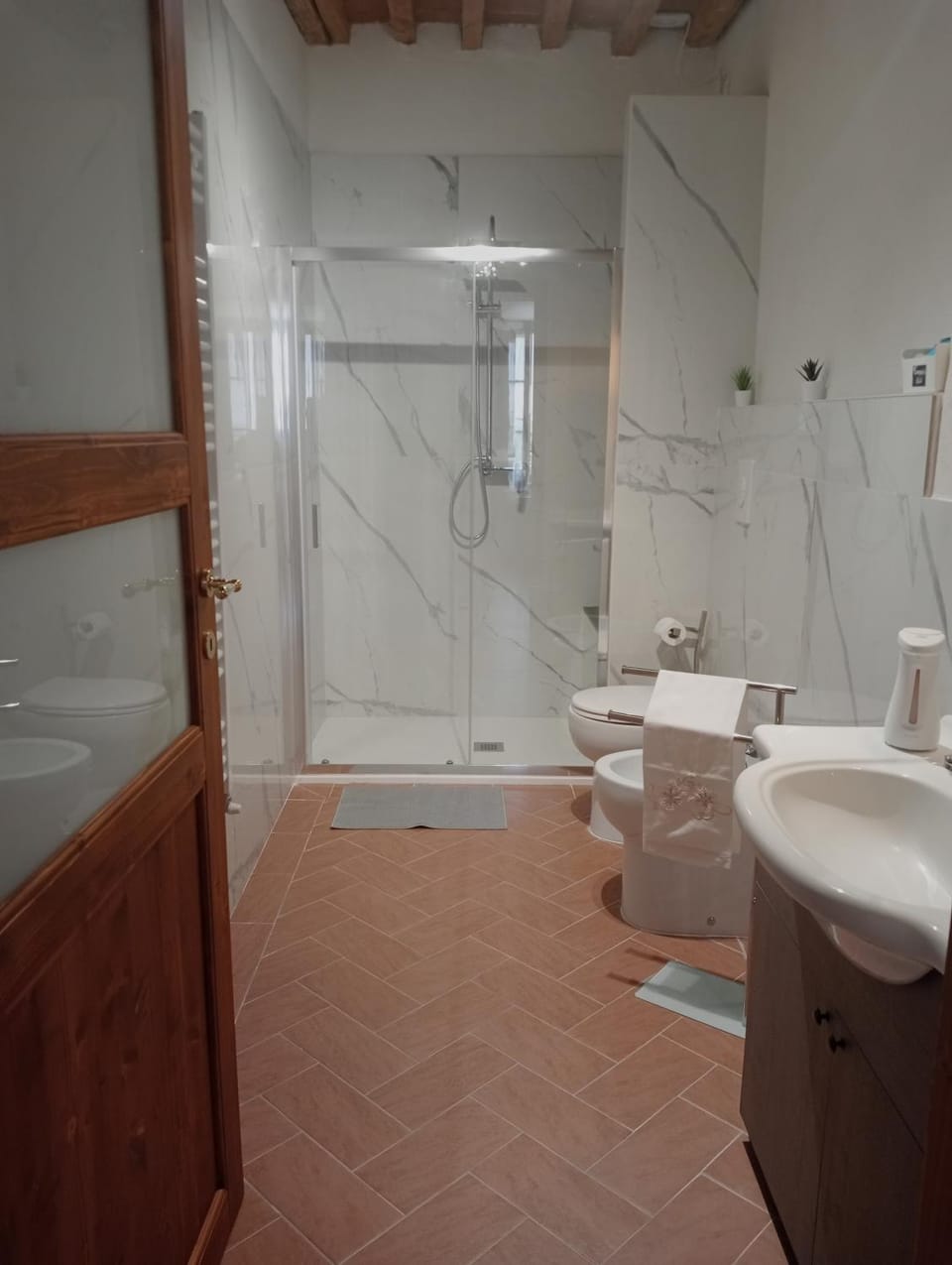 Shower, Toilet, Bathroom, bidet, towels