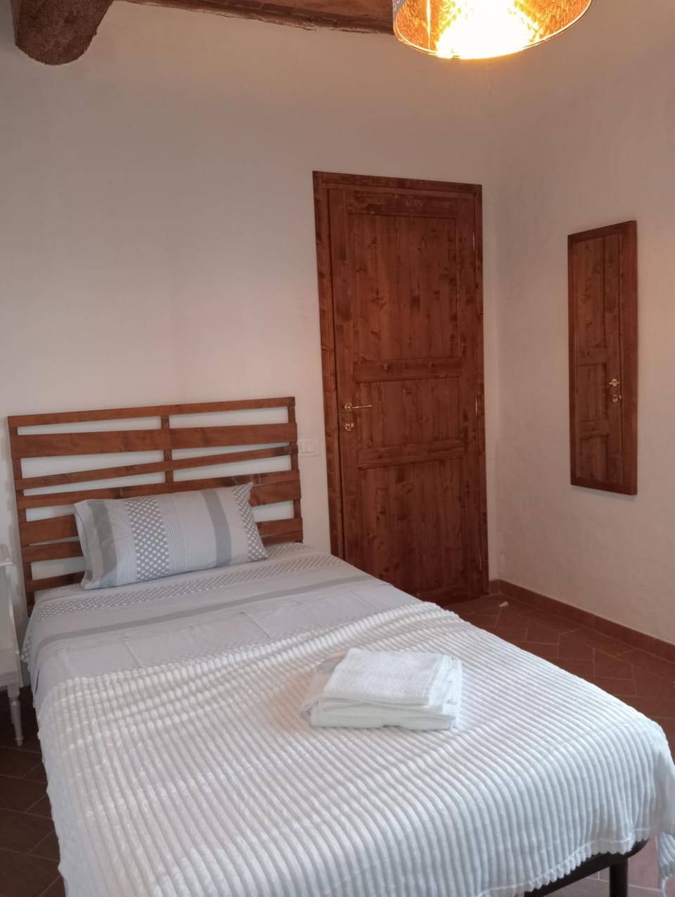 Bed, Bedroom, towels