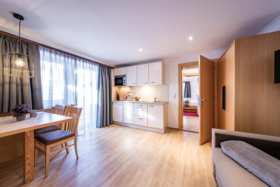 Kitchen or kitchenette, Living room, Seating area, Dining area