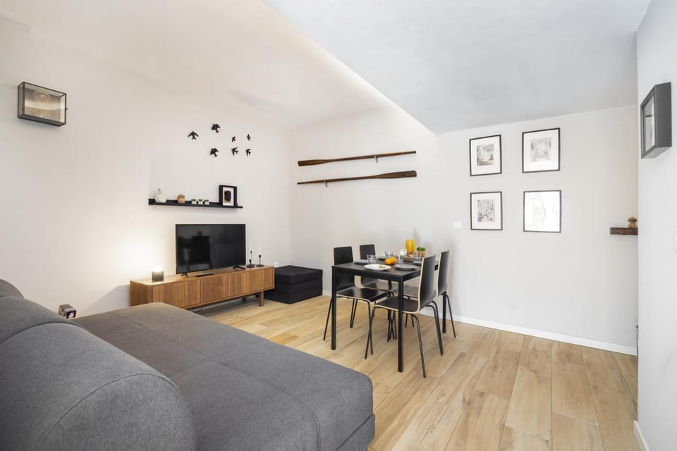 TV and multimedia, Kitchen or kitchenette, Living room, Seating area, Dining area