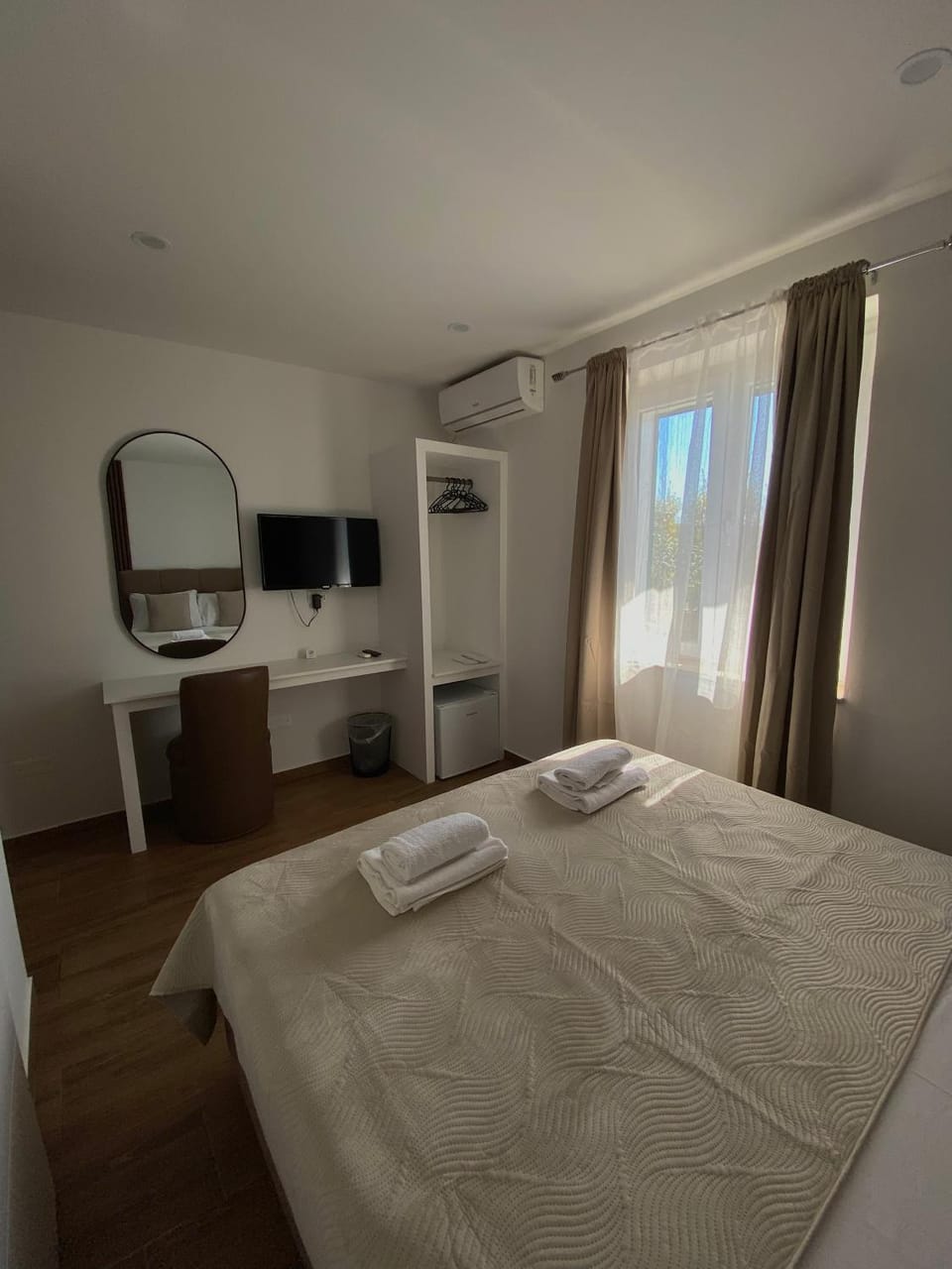 Bed, TV and multimedia, Bedroom, wardrobe, air conditioner