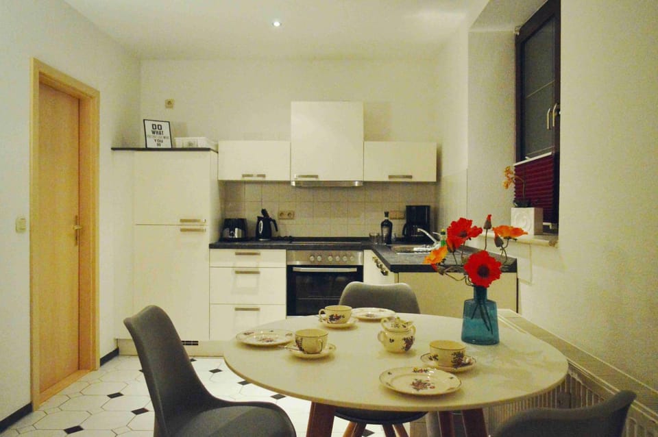 Kitchen or kitchenette, Dining area, Family