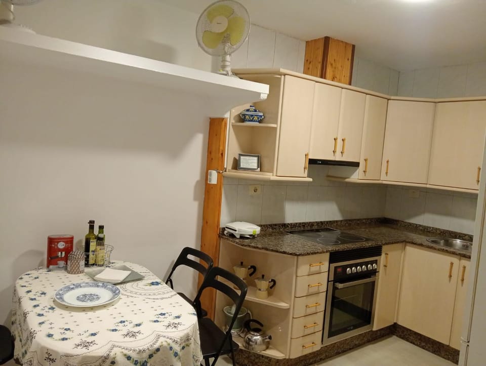 Kitchen or kitchenette, Dining area, minibar, pet friendly, stove