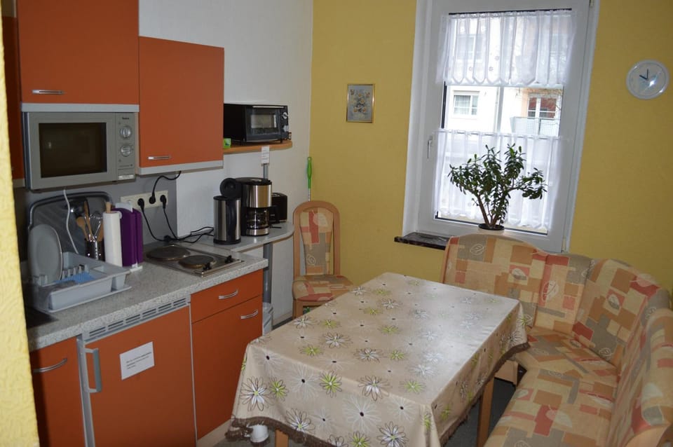 Coffee/tea facilities, Kitchen or kitchenette, Seating area, Communal kitchen
