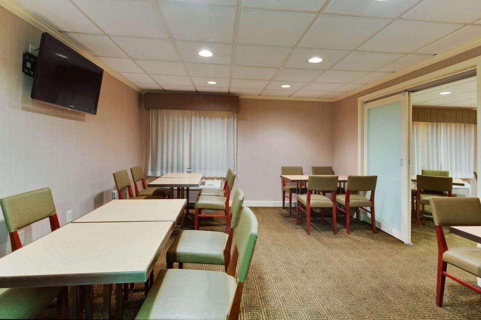 Restaurant/places to eat, Dining area, On site, Breakfast