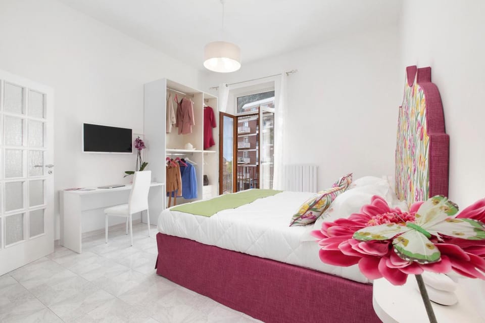 Bed, Balcony/Terrace, Photo of the whole room, Decorative detail, Bedroom, City view, Landmark view, Mountain view