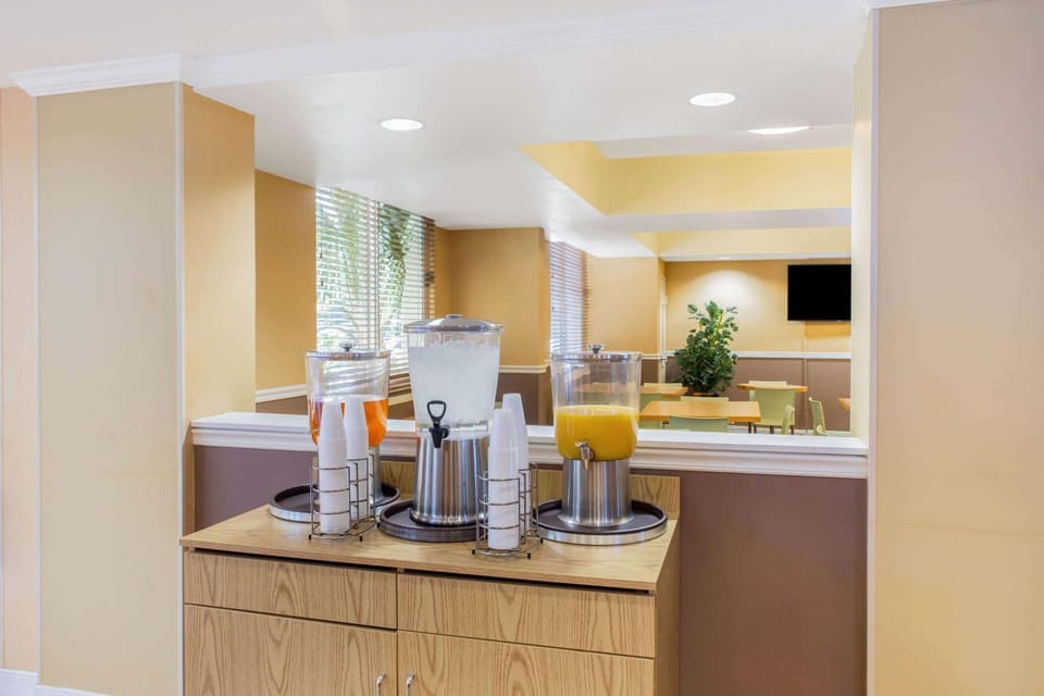 Restaurant/places to eat, Dining area, On site, Breakfast