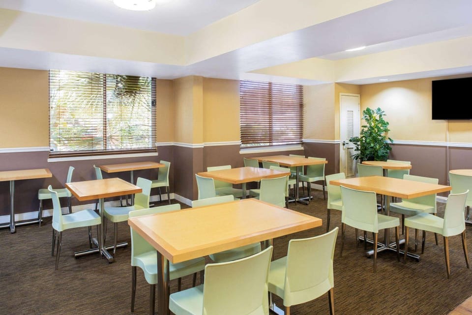 Restaurant/places to eat, Dining area, On site, Breakfast