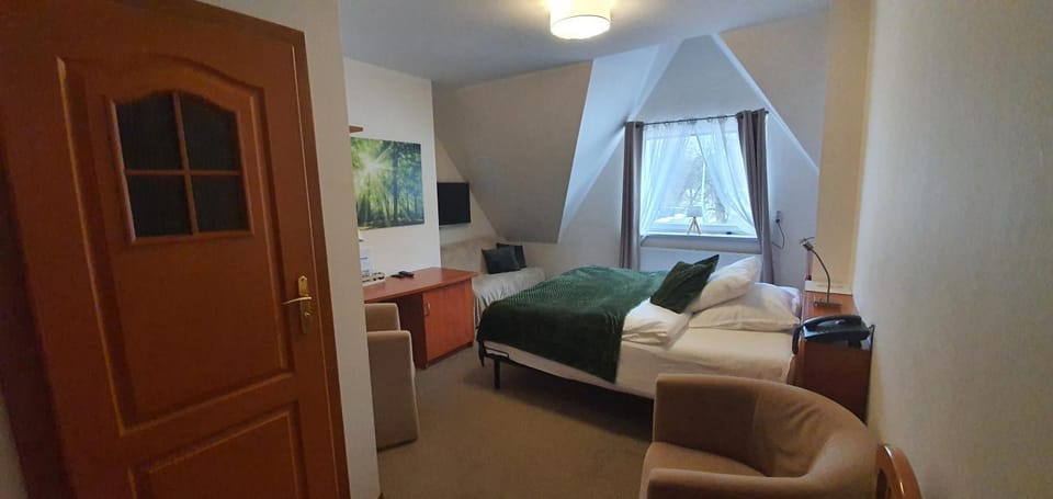 KARCZMA MYŚLIWSKA Bed and Breakfast in Czechia
