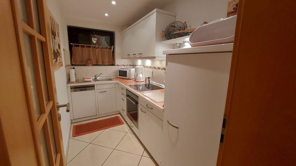 Kitchen or kitchenette, dishwasher, stove