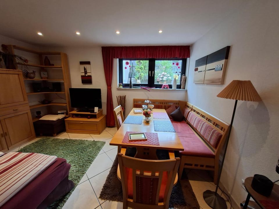 TV and multimedia, Living room, Photo of the whole room, Seating area, Dining area