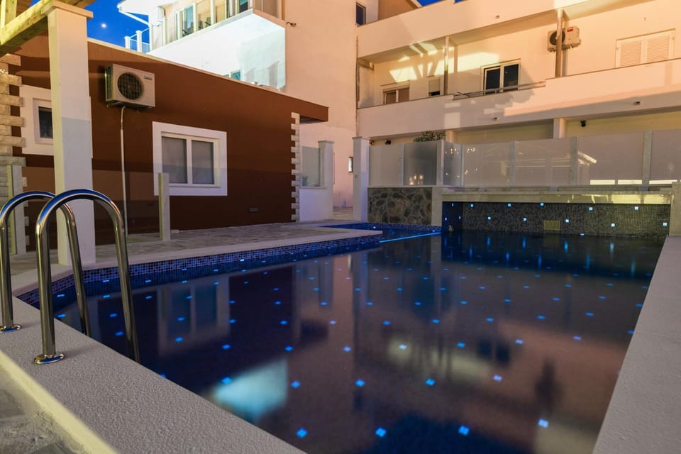 Swimming pool, Swimming pool