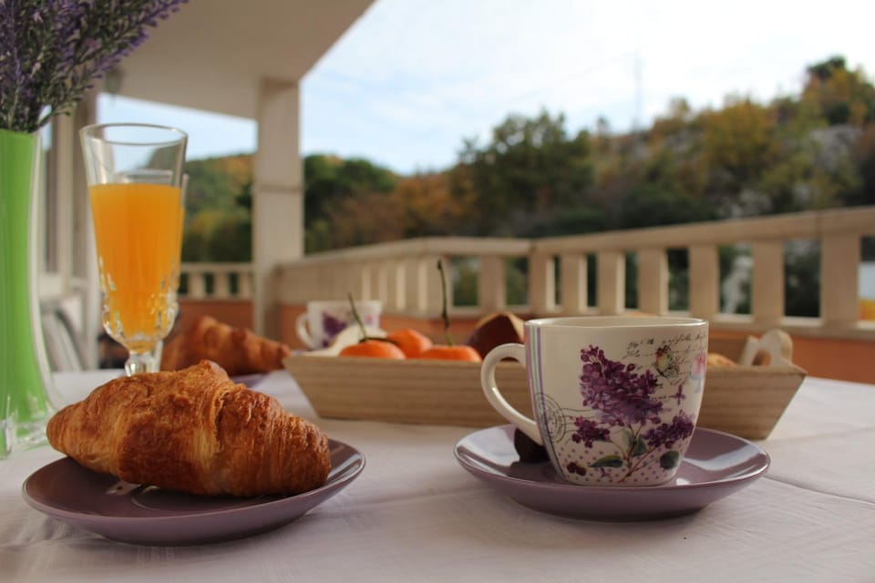 Balcony/Terrace, Decorative detail, Mountain view