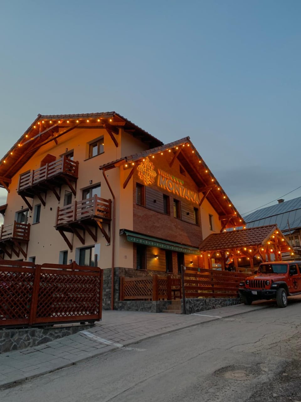 Property building, Natural landscape, Activities, Spa and wellness centre/facilities, Hiking, Guests, Mountain view, Mountain view, Breakfast, Parking