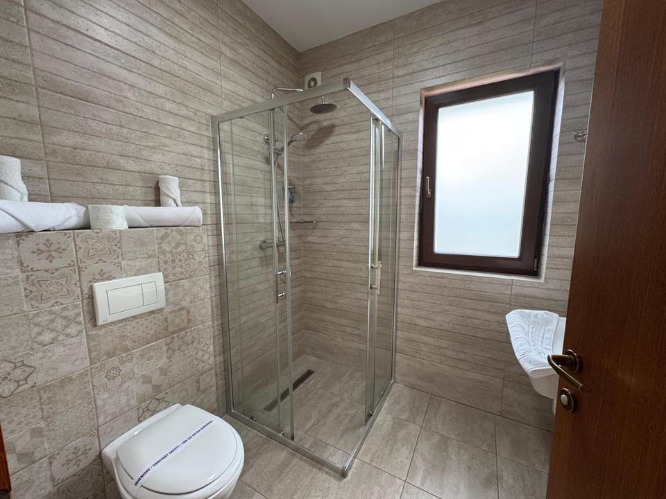 Shower, Toilet, Bathroom, towels
