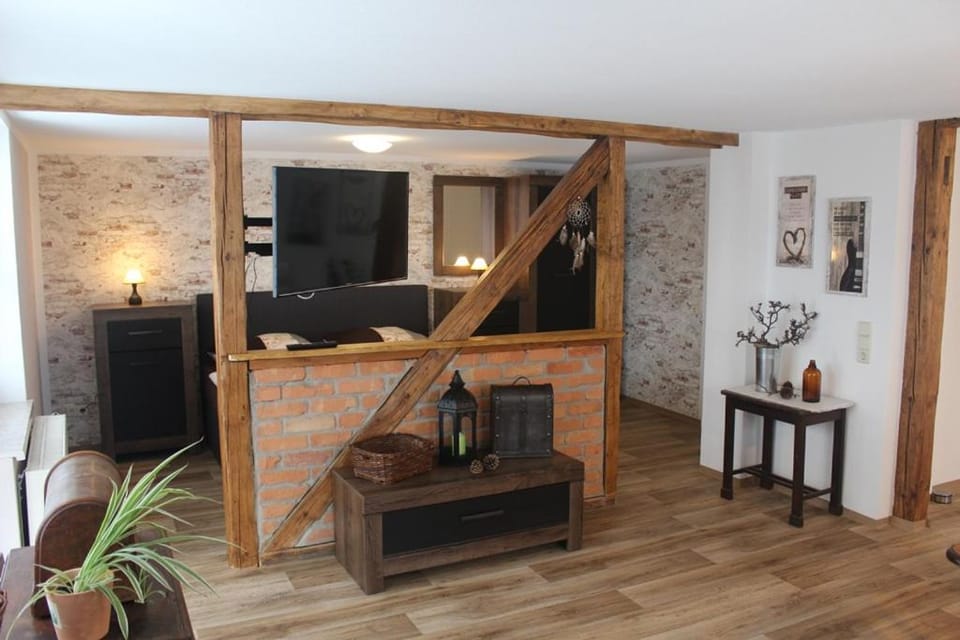 Photo of the whole room, Decorative detail