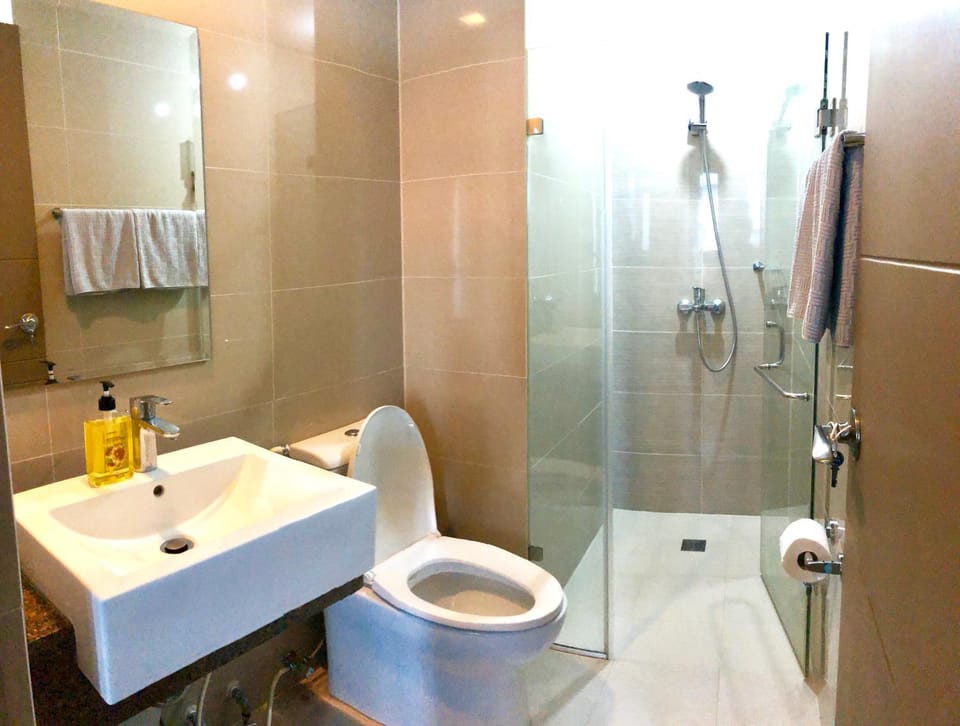 Shower, Toilet, Bathroom, towels