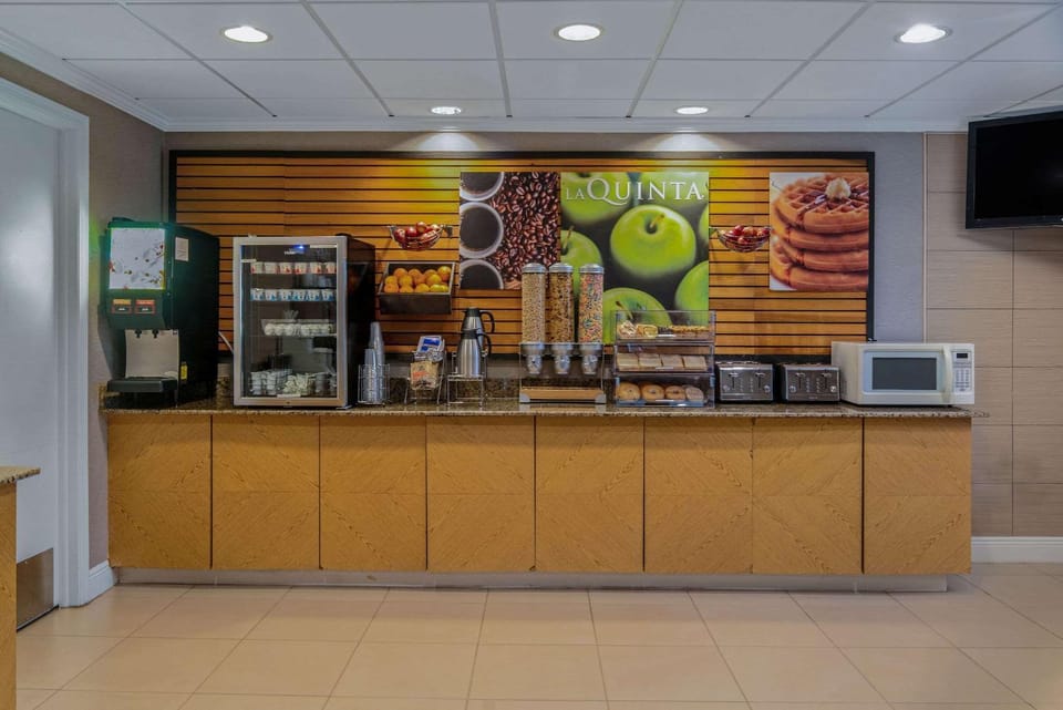 Restaurant/places to eat, Dining area, On site, Breakfast