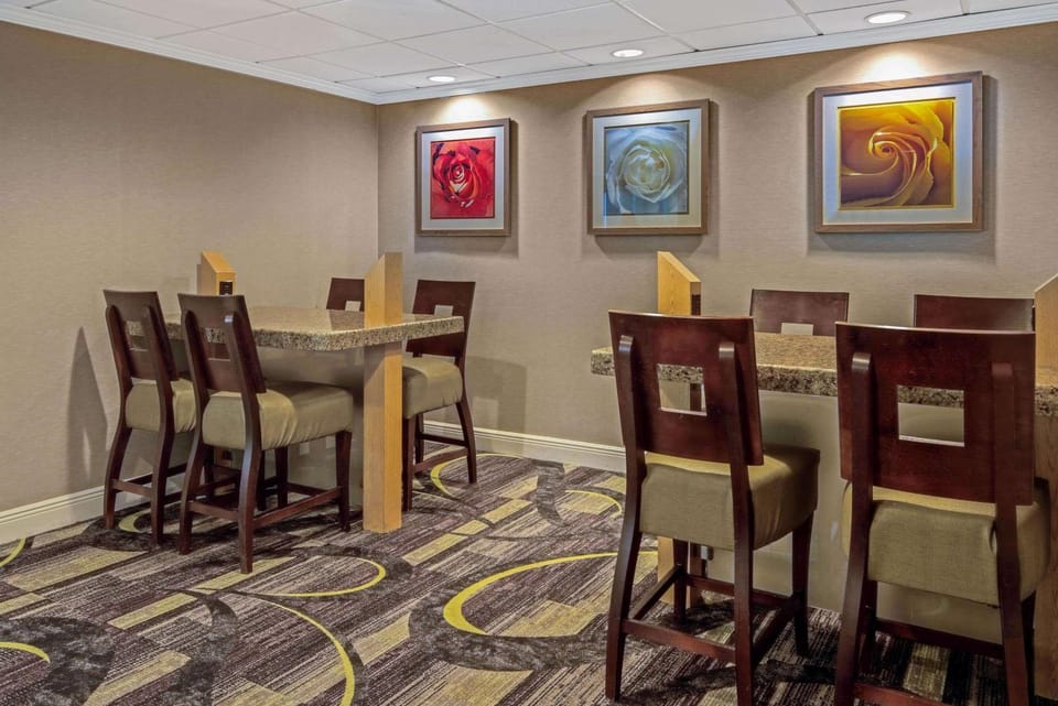 Restaurant/places to eat, Dining area, On site, Breakfast