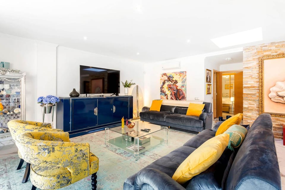 Living room, Seating area