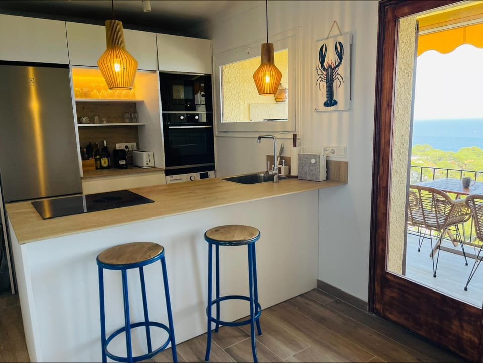 Coffee/tea facilities, Kitchen or kitchenette, Sea view, minibar, pet friendly, stove