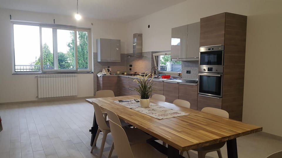 Kitchen or kitchenette, Dining area, Communal kitchen