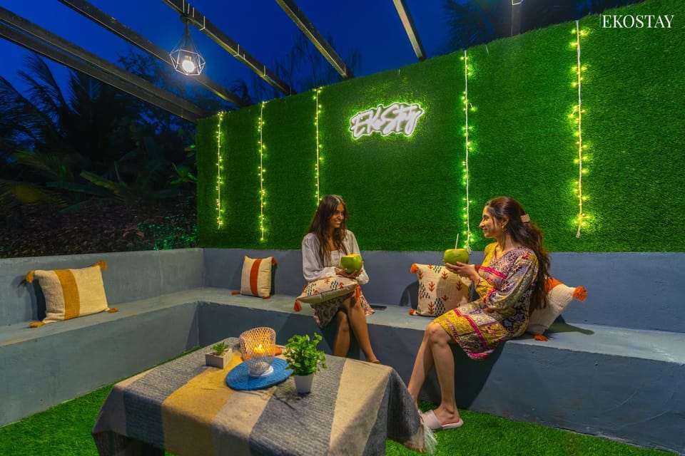 Patio, Night, People, Food and drinks, Seating area, Food, Drinks, group of guests