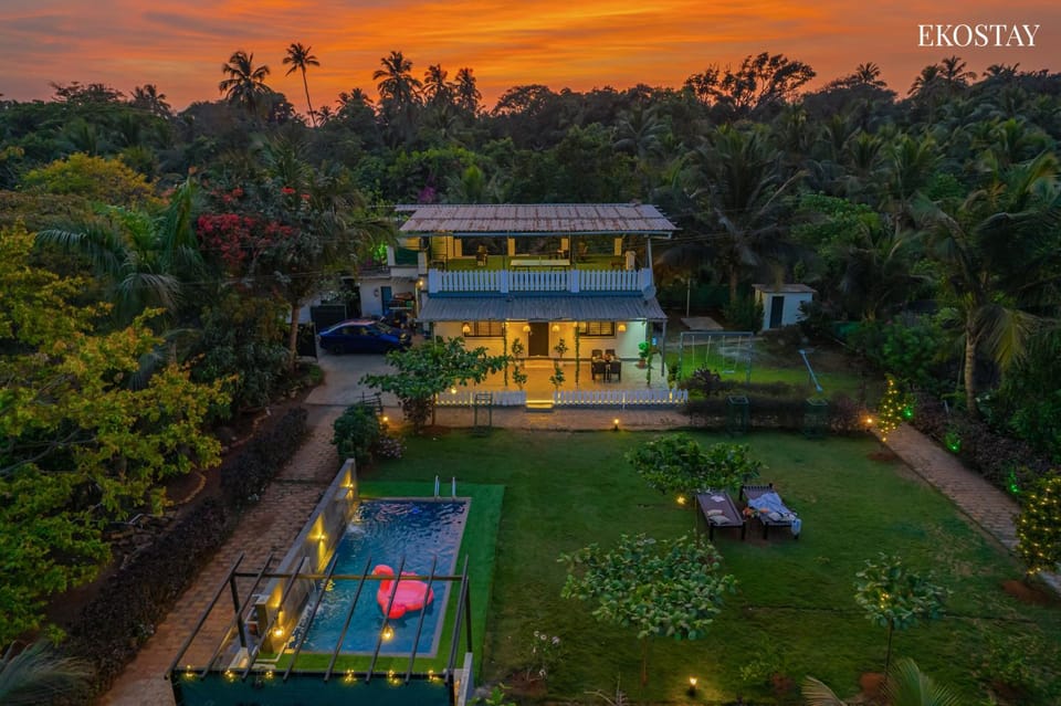 Property building, Spring, Day, Natural landscape, Garden, Garden view, Pool view, Swimming pool, Sunrise, Sunset