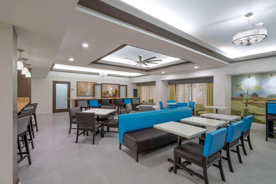 Restaurant/places to eat, Dining area, On site, Breakfast