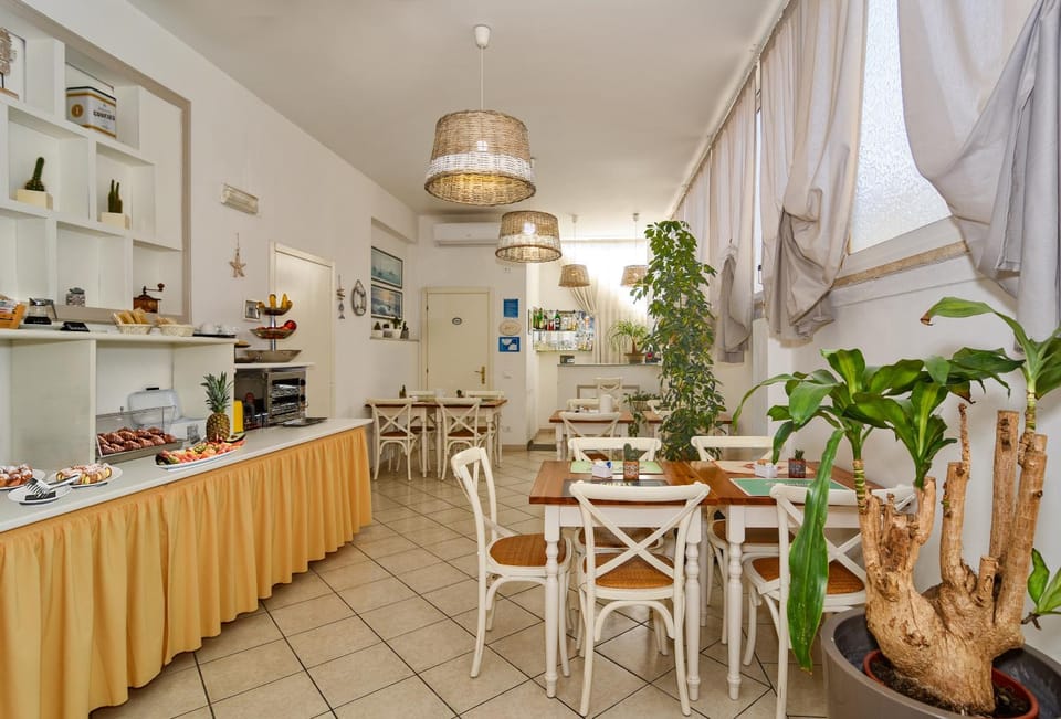 Restaurant/places to eat, Lounge or bar, Food and drinks, Breakfast