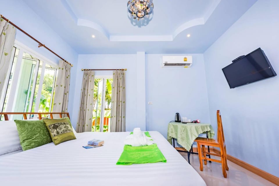 Bed, TV and multimedia, Photo of the whole room, Bedroom, towels, air conditioner