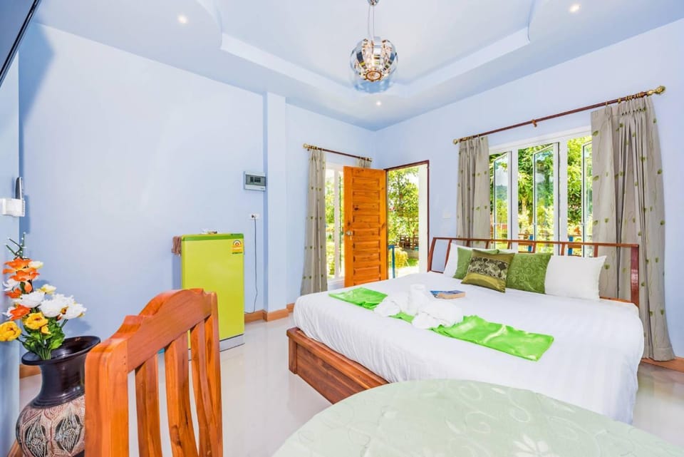 Bed, Photo of the whole room, Bedroom, towels