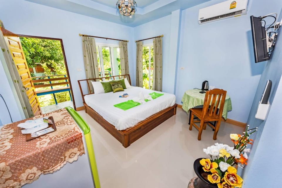 Bed, TV and multimedia, Photo of the whole room, Bedroom, towels