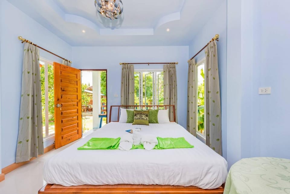 Bed, Photo of the whole room, Bedroom, towels