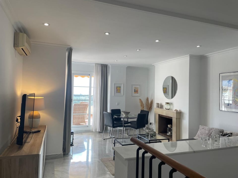 TV and multimedia, Living room, Seating area, Dining area