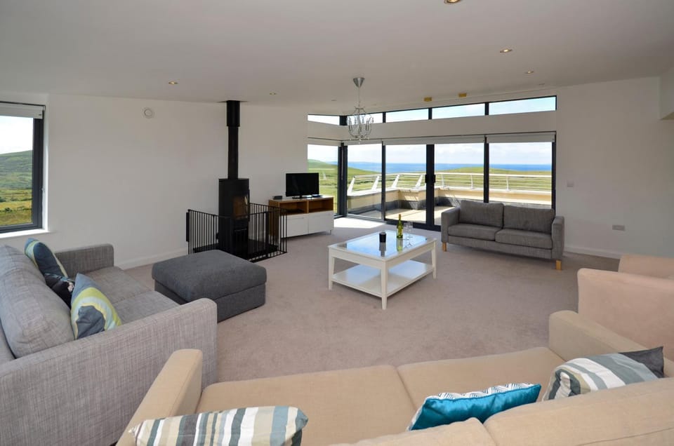 Communal lounge/ TV room, Living room, Seating area