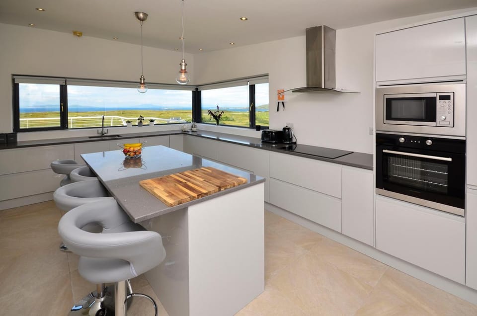 Kitchen or kitchenette, Dining area, dishwasher, pet friendly, stove, toaster