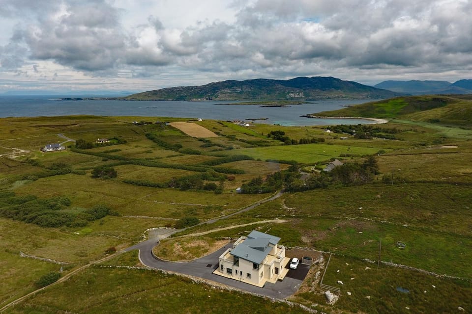 Property building, Neighbourhood, Natural landscape, Bird's eye view, Mountain view, Sea view