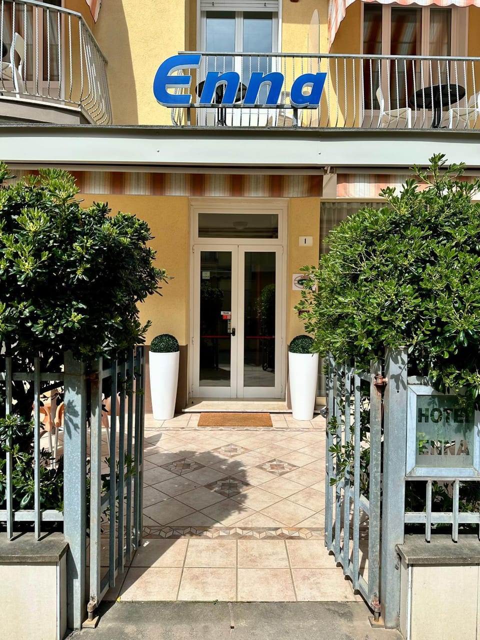 Facade/entrance